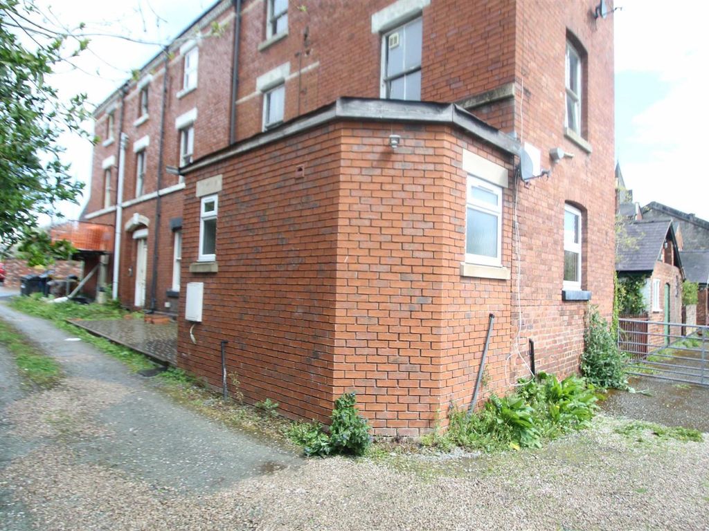 2 bed flat to rent in Victoria Parade, Roft Street, Oswestry SY11, £600 pcm