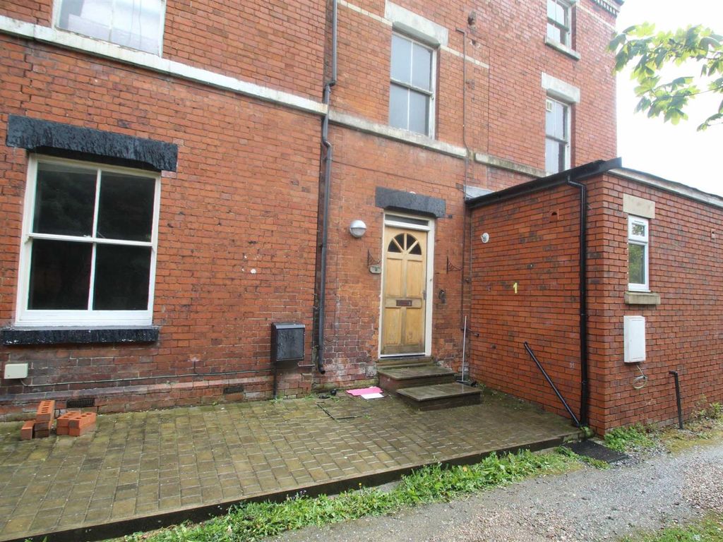 2 bed flat to rent in Victoria Parade, Roft Street, Oswestry SY11, £600 pcm