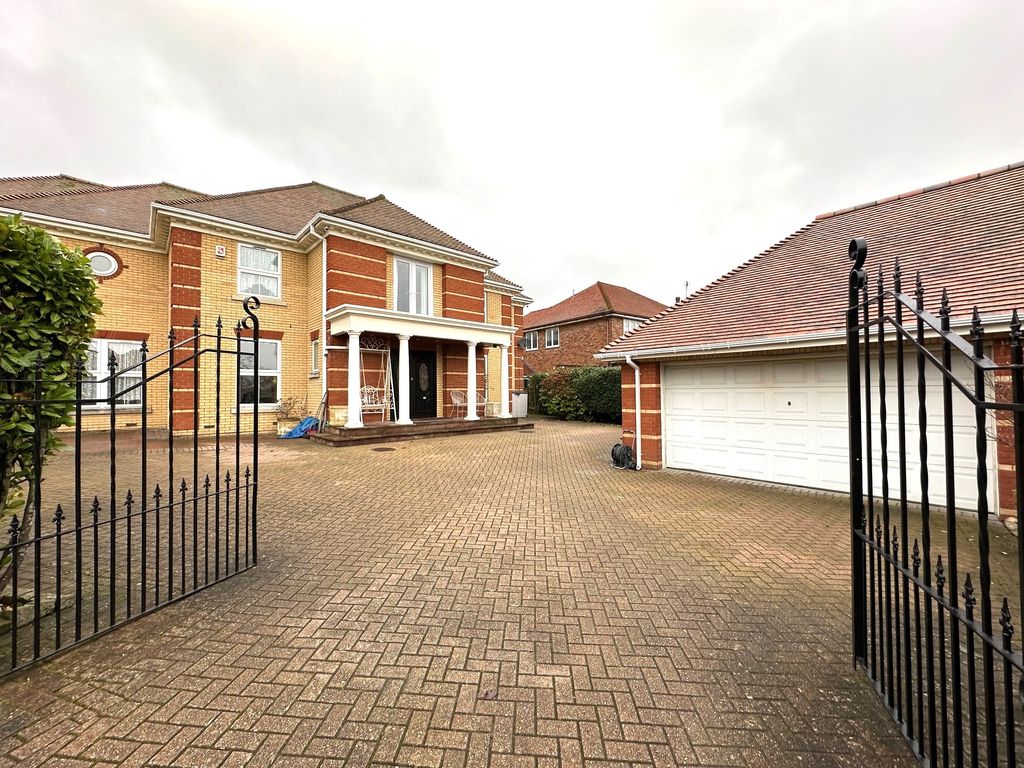 5 bed detached house to rent in The Maples, Waltham Cross EN7, £4,950 pcm
