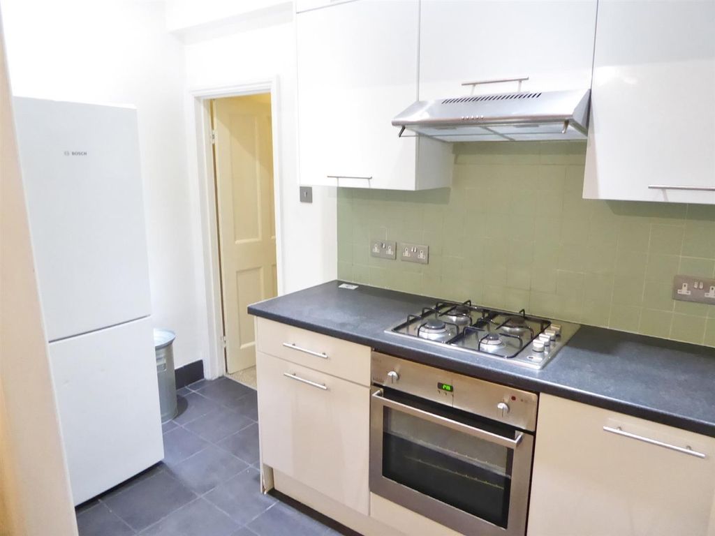 2 bed maisonette to rent in Tynemouth Road, Tooting Borders CR4, £1,850 pcm