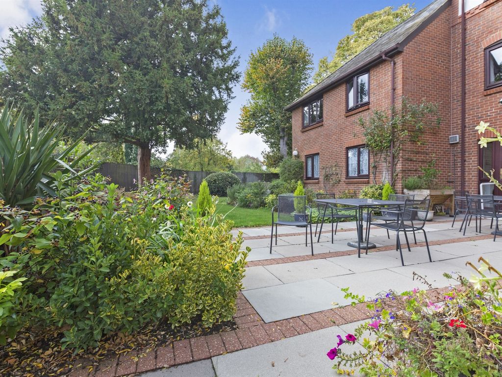 2 bed property for sale in Lawnsmead Gardens, Newport Pagnell MK16, £175,000