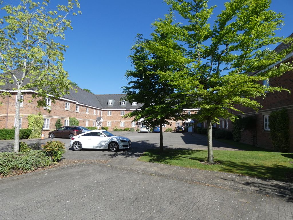 2 bed flat for sale in Wade Court, Cheltenham GL51, £230,000