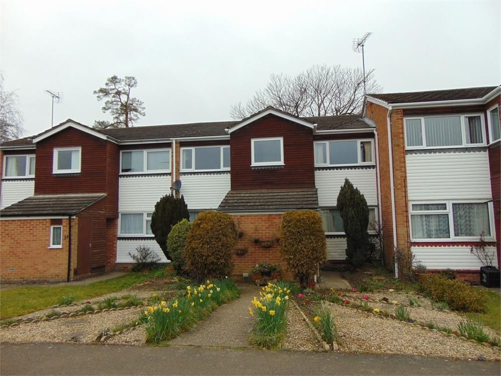 2 bed flat to rent in Larch Drive, Woodley, Reading RG5, £1,200 pcm