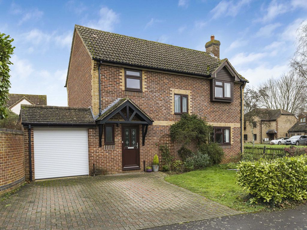 4 bed detached house for sale in Old School Close, Caversfield OX27, £450,000