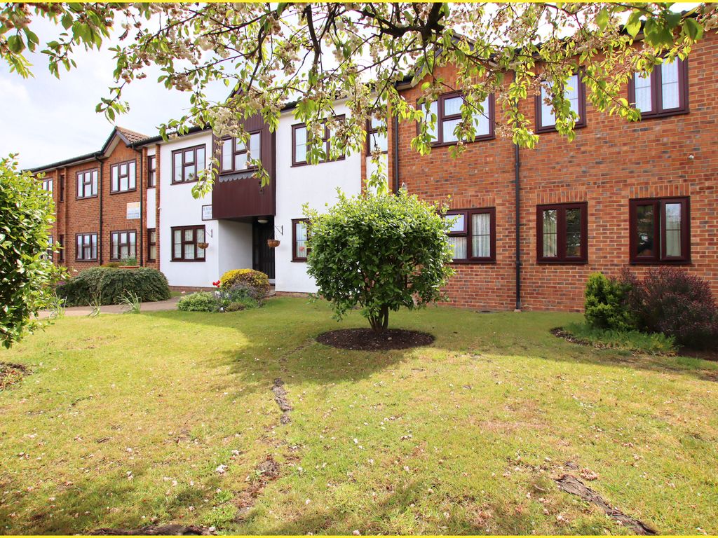 1 bed flat for sale in Addington Road, West Wickham BR4, £60,000