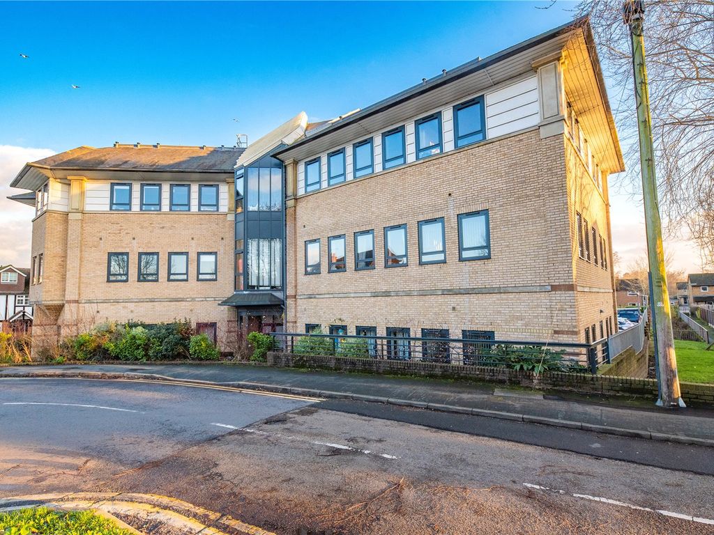 2 bed flat for sale in Wyvern House, Frimley GU16, £250,000