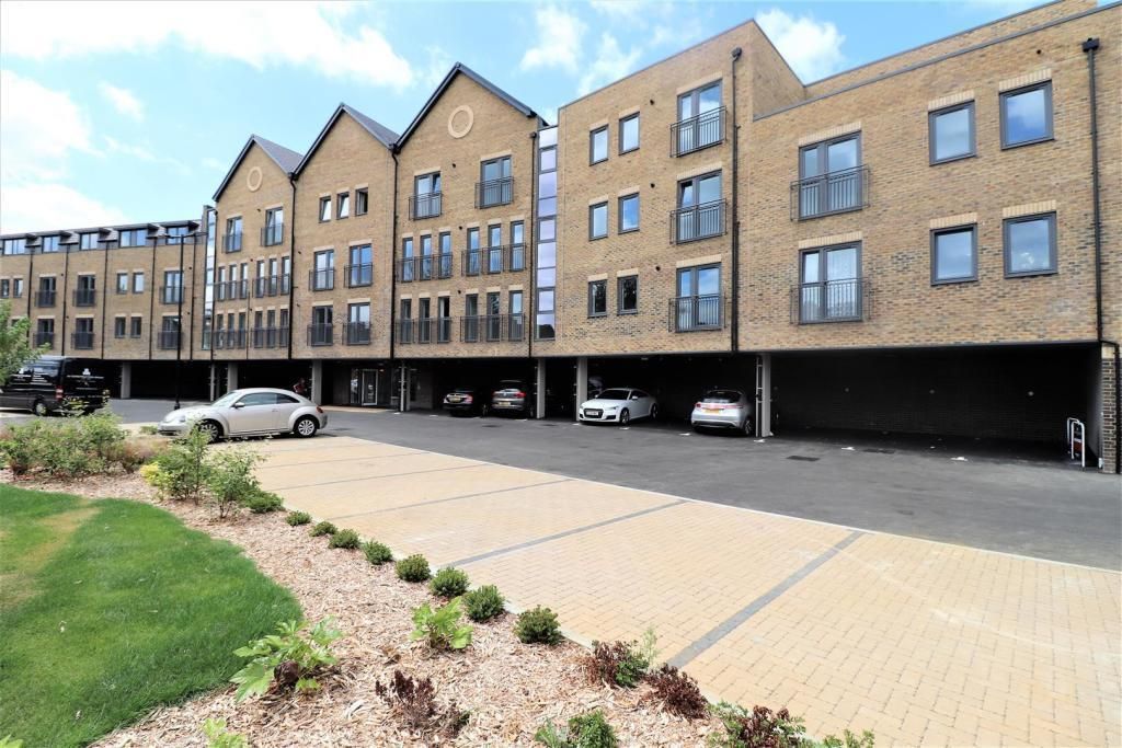 1 bed flat for sale in Waterloo Road, Cowley, Uxbridge UB8, £285,000