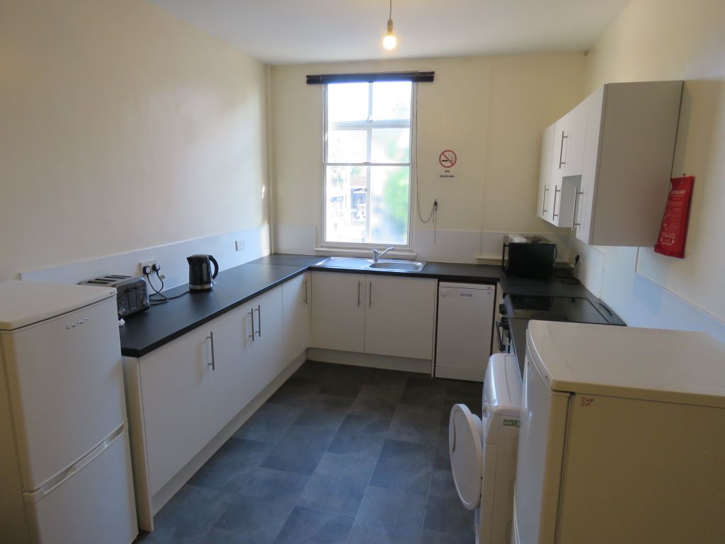 6 bed flat to rent in Fore Street, Exeter EX4, £520 pppm