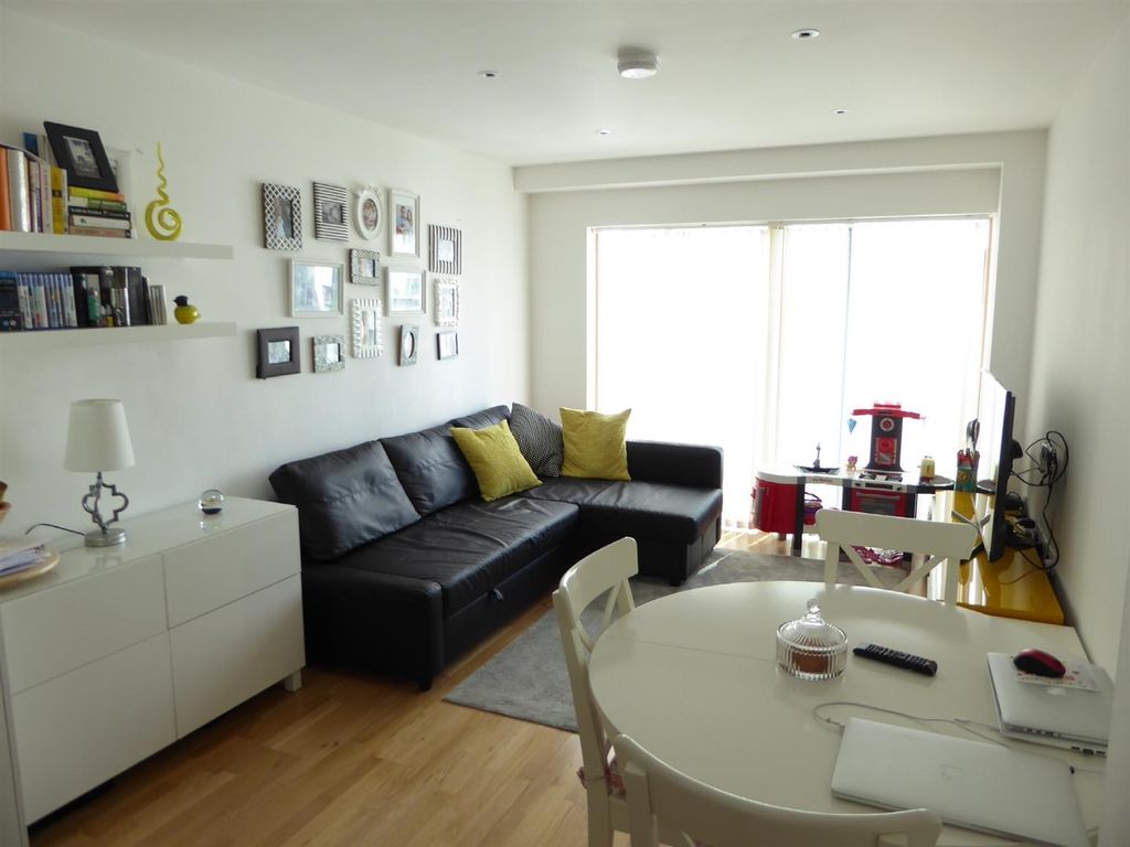 1 bed flat to rent in Derry Court, Streatham High Road SW16, £1,600 pcm