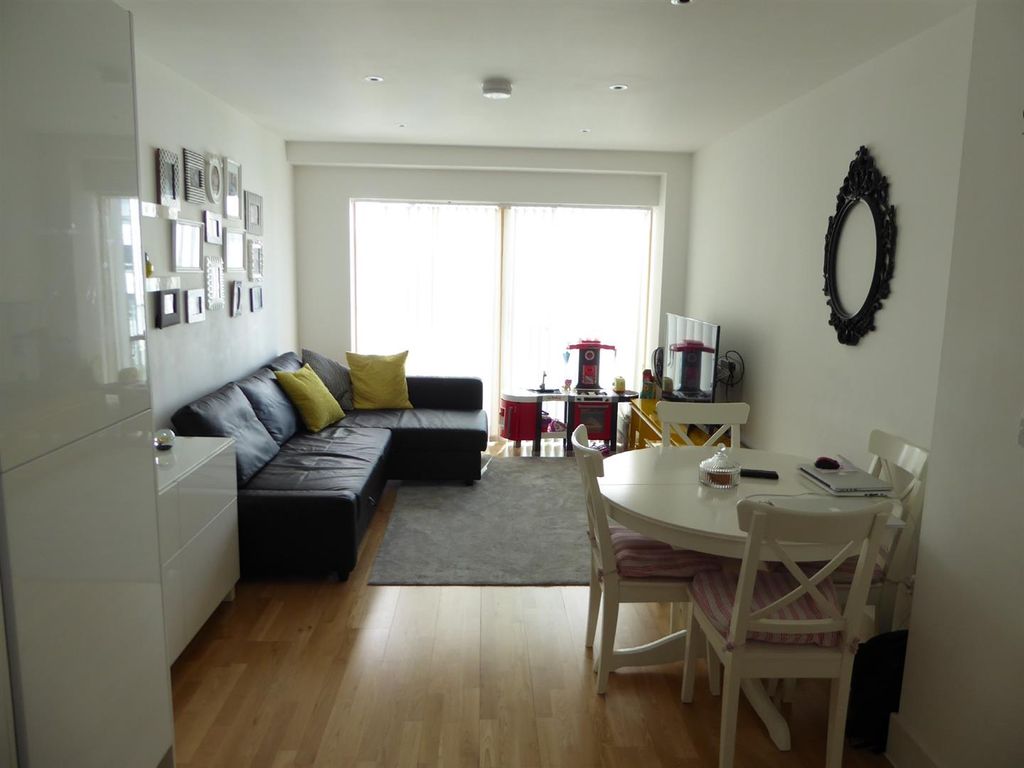 1 bed flat to rent in Derry Court, Streatham High Road SW16, £1,600 pcm