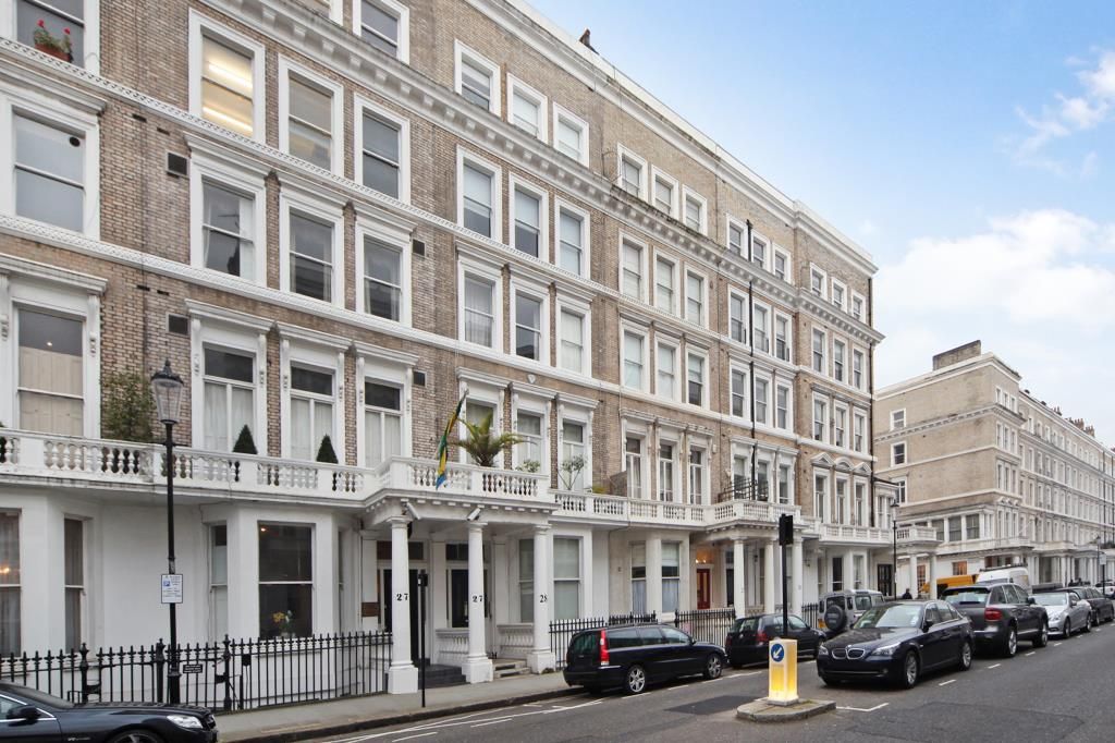 3 bed flat to rent in Elvaston Place, London SW7, £5,417 pcm