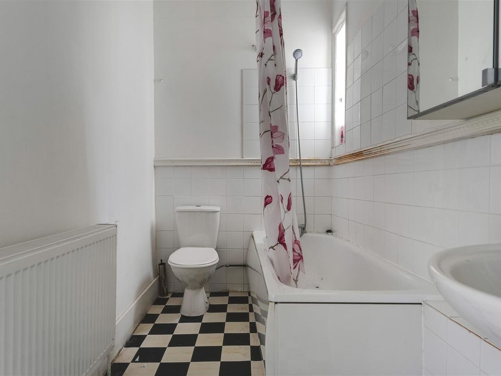 2 bed flat for sale in Lower Clapton Road, London E5, £575,000