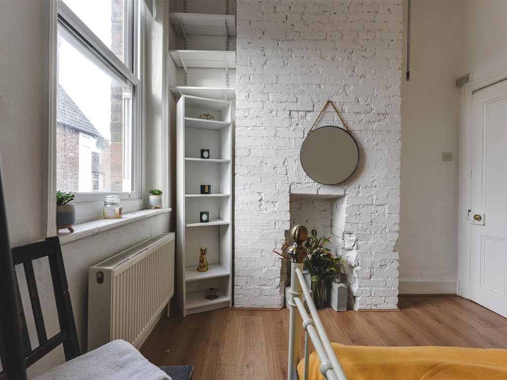 2 bed flat for sale in Lower Clapton Road, London E5, £575,000
