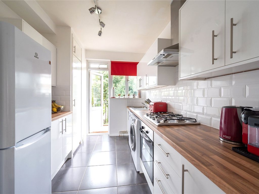 2 bed flat for sale in Barmouth Court, London SW18, £495,000