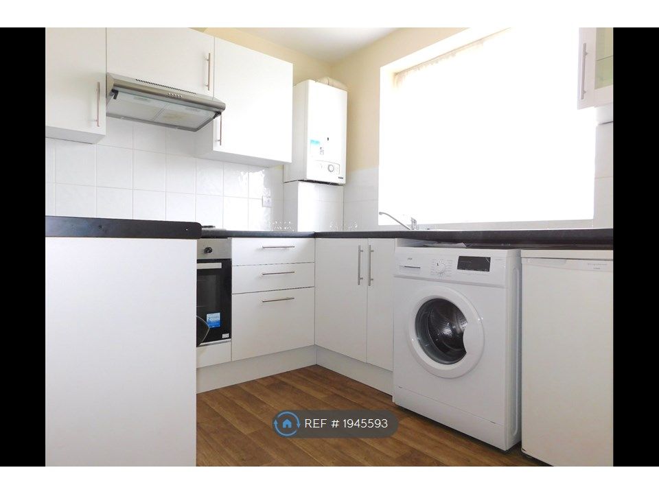 2 bed flat to rent in Finchley Central, London N3, £1,750 pcm