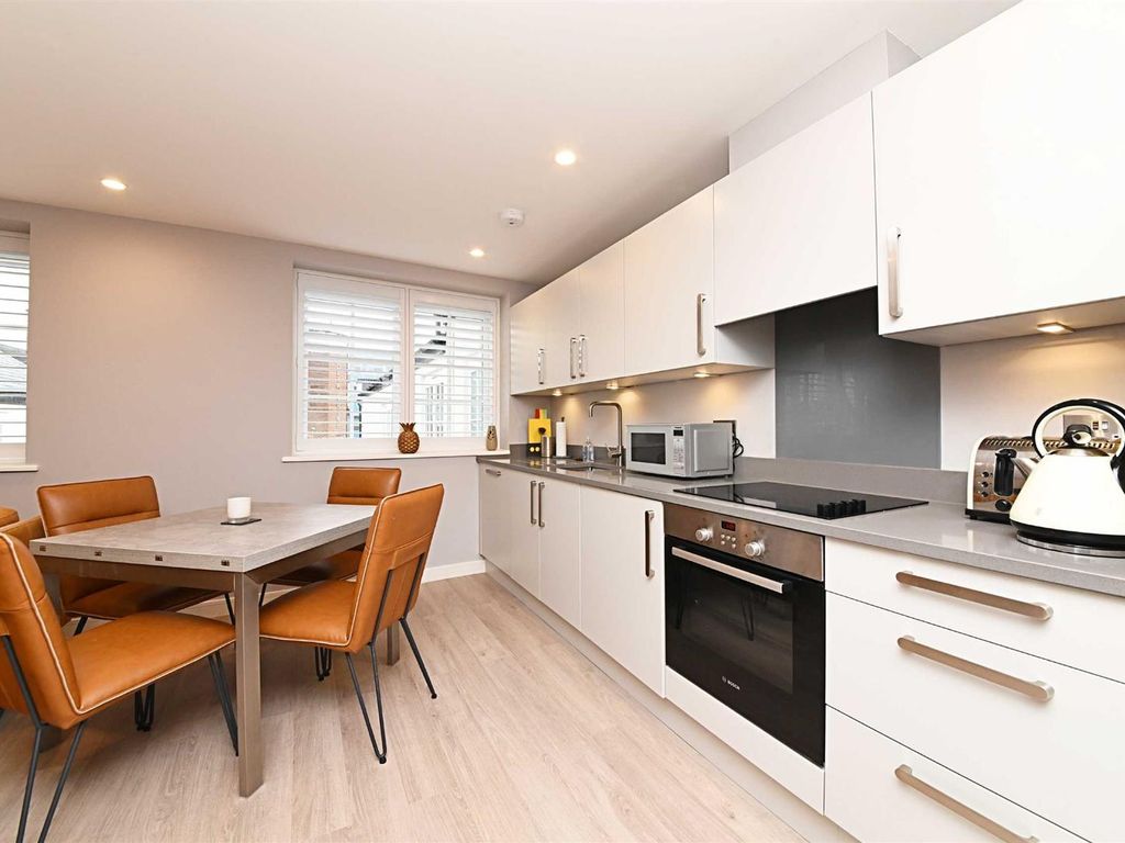 2 bed flat for sale in Cornwall Avenue, London N3, £495,000