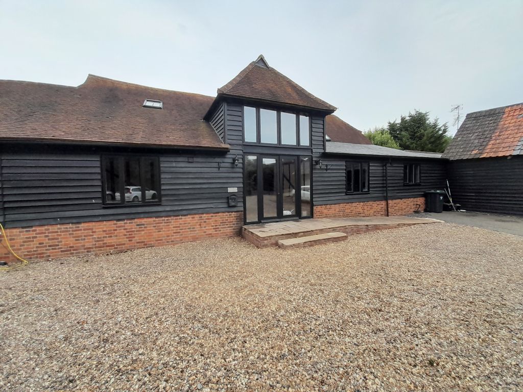 4 bed barn conversion to rent in Braintree Road, Felsted CM6, £2,750 pcm