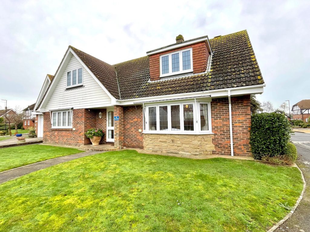 3 bed detached bungalow for sale in The Pines, Angmering, Littlehampton BN16, £535,000