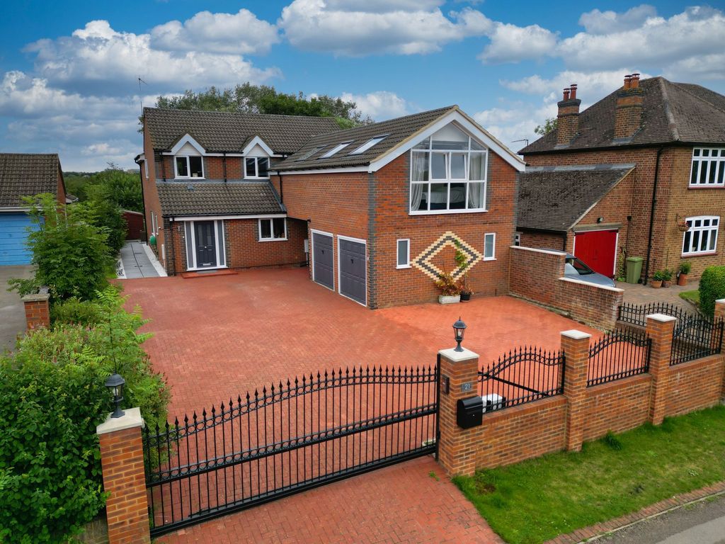 5 bed detached house to rent in London Road, Loughton MK5, £3,250 pcm