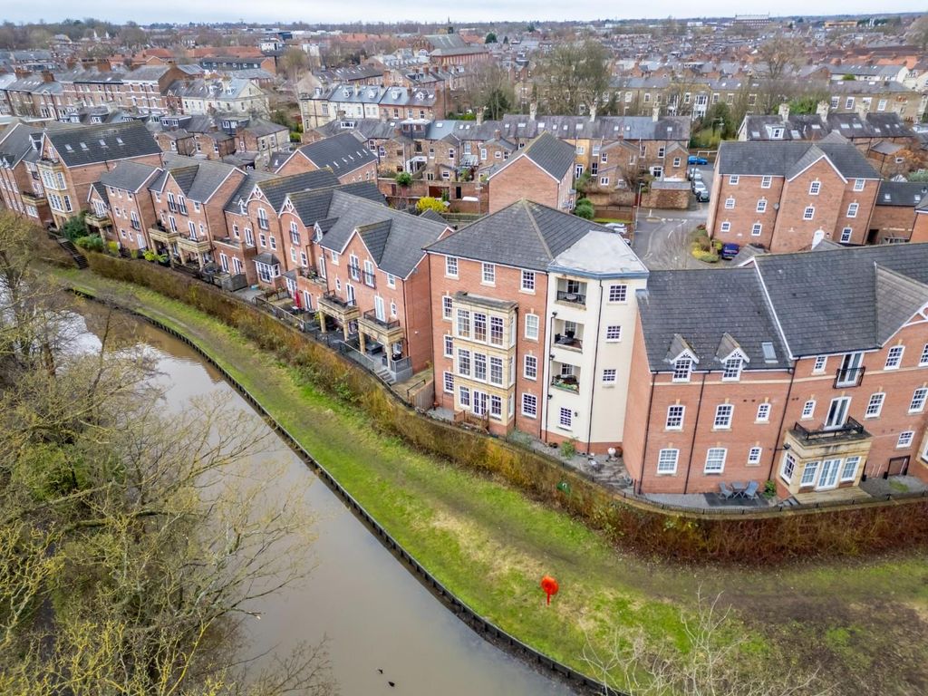 2 bed flat for sale in Fossview House, Gladstone Street, York YO31, £270,000
