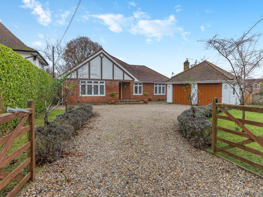 3 bed detached house for sale in Highland Road, Amersham HP7, £1,395,000