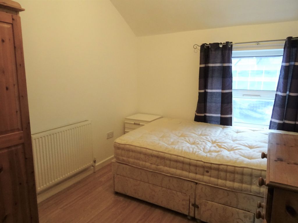 Room to rent in Fitzhamon Embankment, Cardiff CF11, £525 pcm