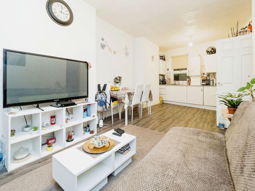 2 bed flat for sale in St. Georges Road, London E7, £300,000