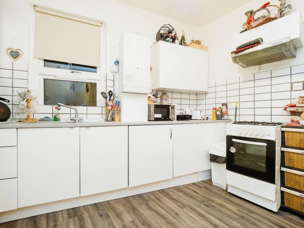 2 bed flat for sale in St. Georges Road, London E7, £300,000