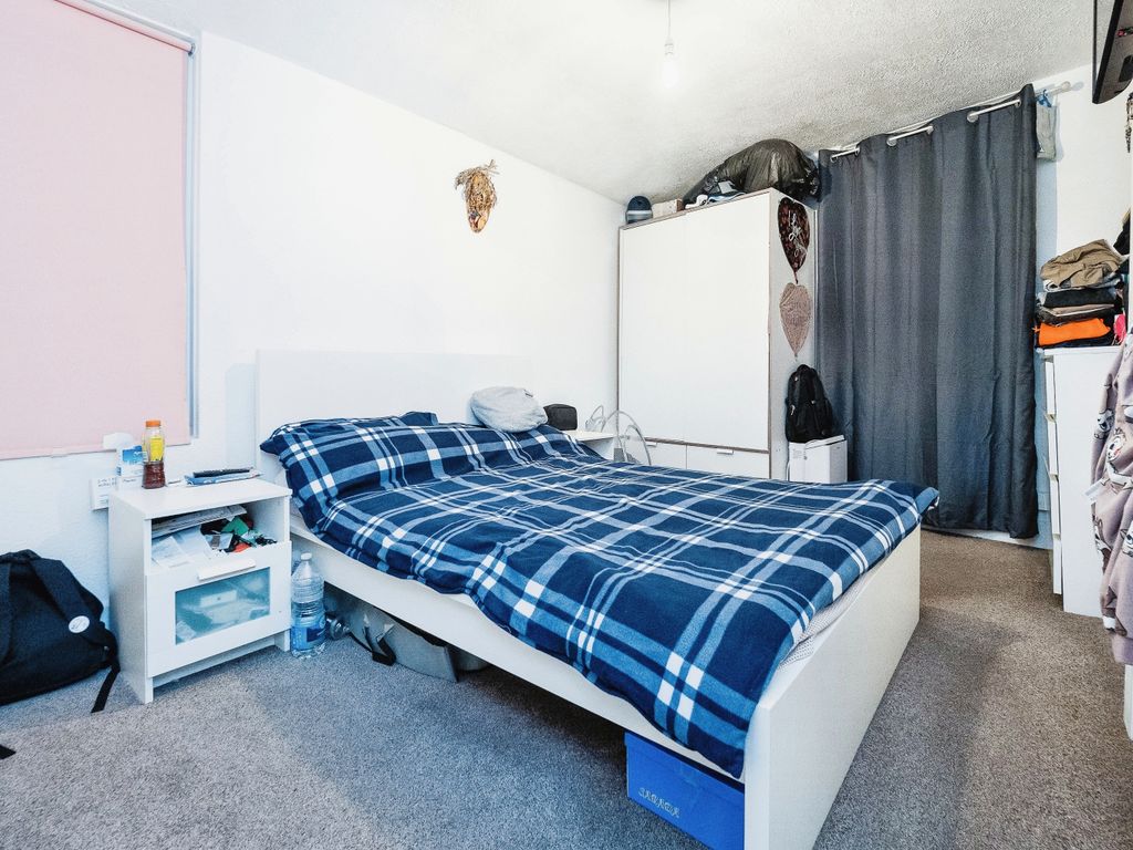 2 bed flat for sale in St. Georges Road, London E7, £300,000