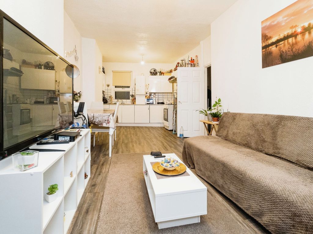 2 bed flat for sale in St. Georges Road, London E7, £300,000