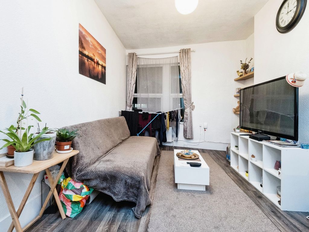 2 bed flat for sale in St. Georges Road, London E7, £300,000