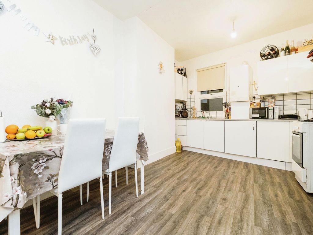 2 bed flat for sale in St. Georges Road, London E7, £300,000
