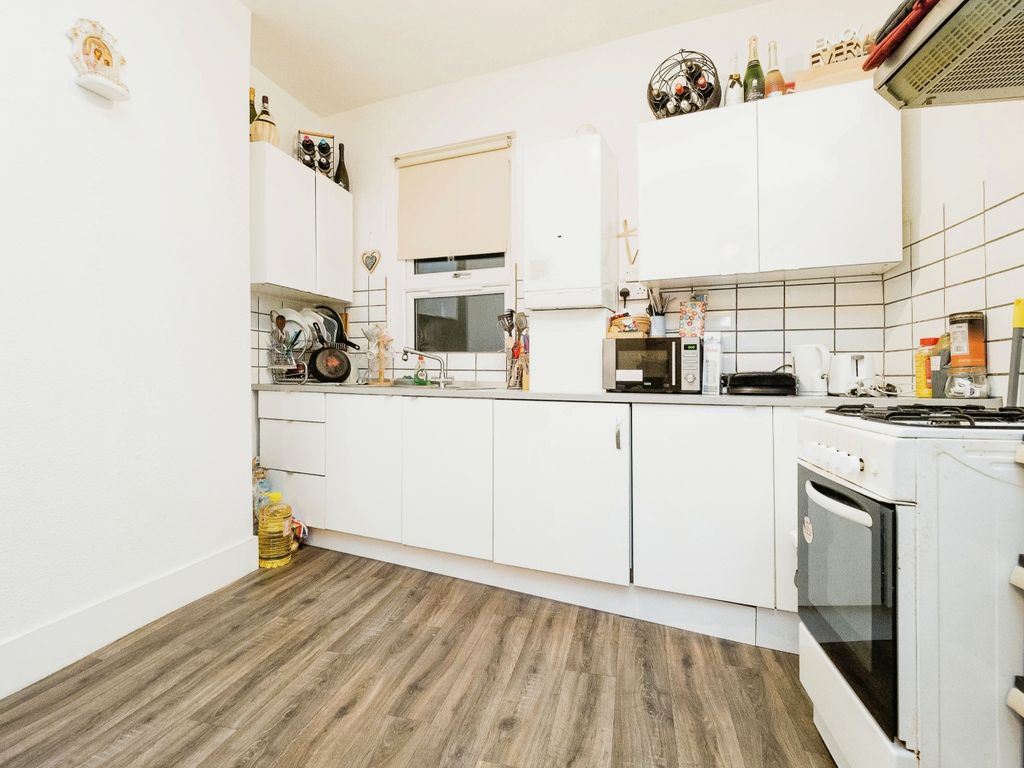 2 bed flat for sale in St. Georges Road, London E7, £300,000