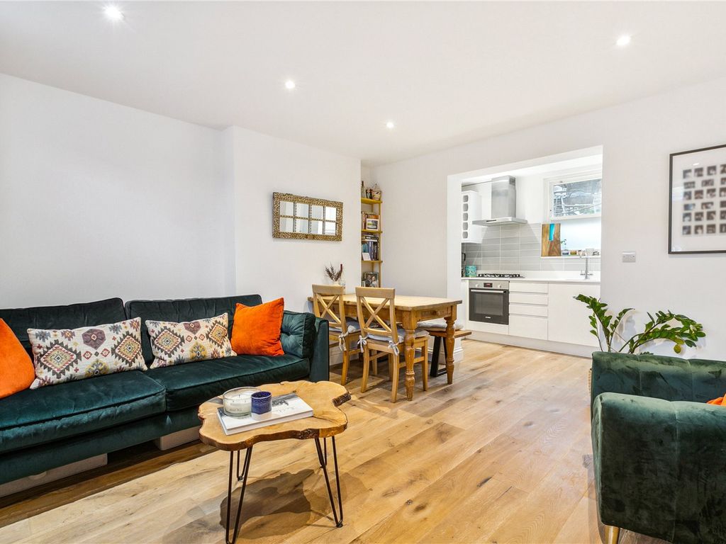 3 bed flat for sale in Balham Grove, London SW12, £595,000