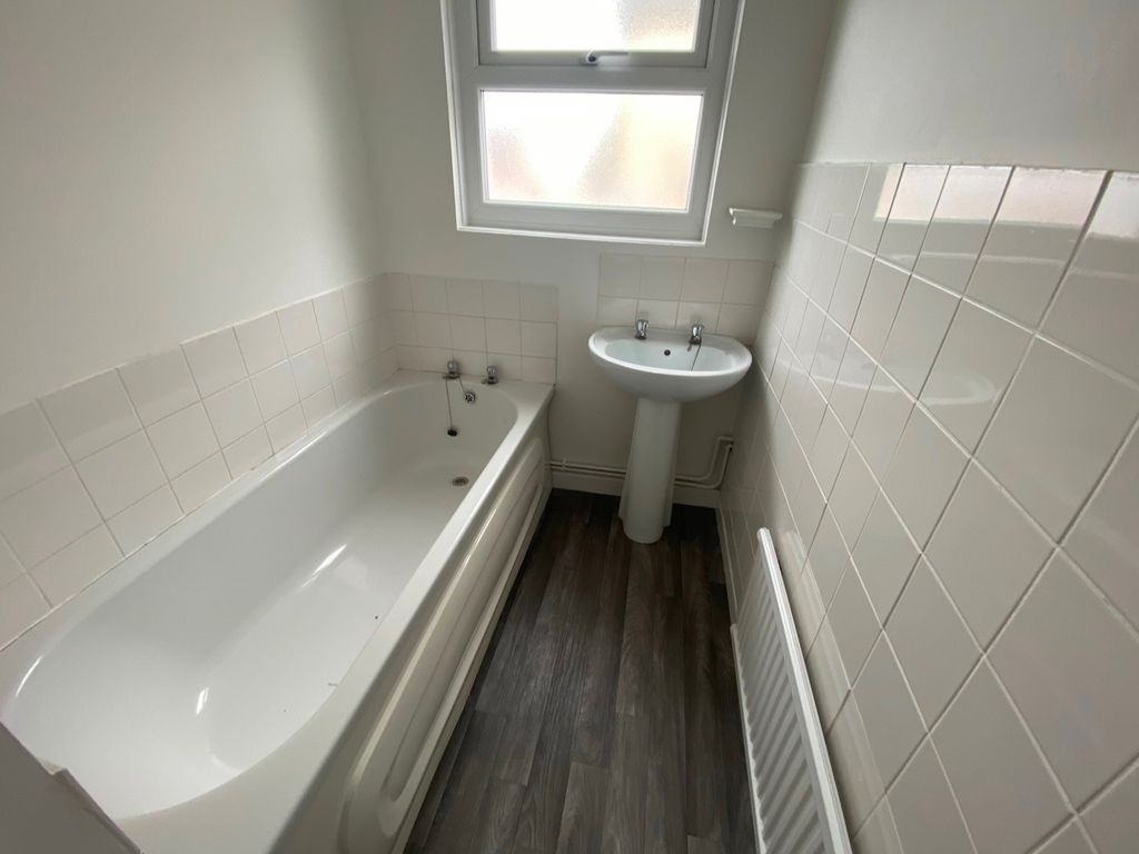 2 bed flat to rent in High Street, Cefn Coed, Merthyr Tydfil CF48, £550 pcm