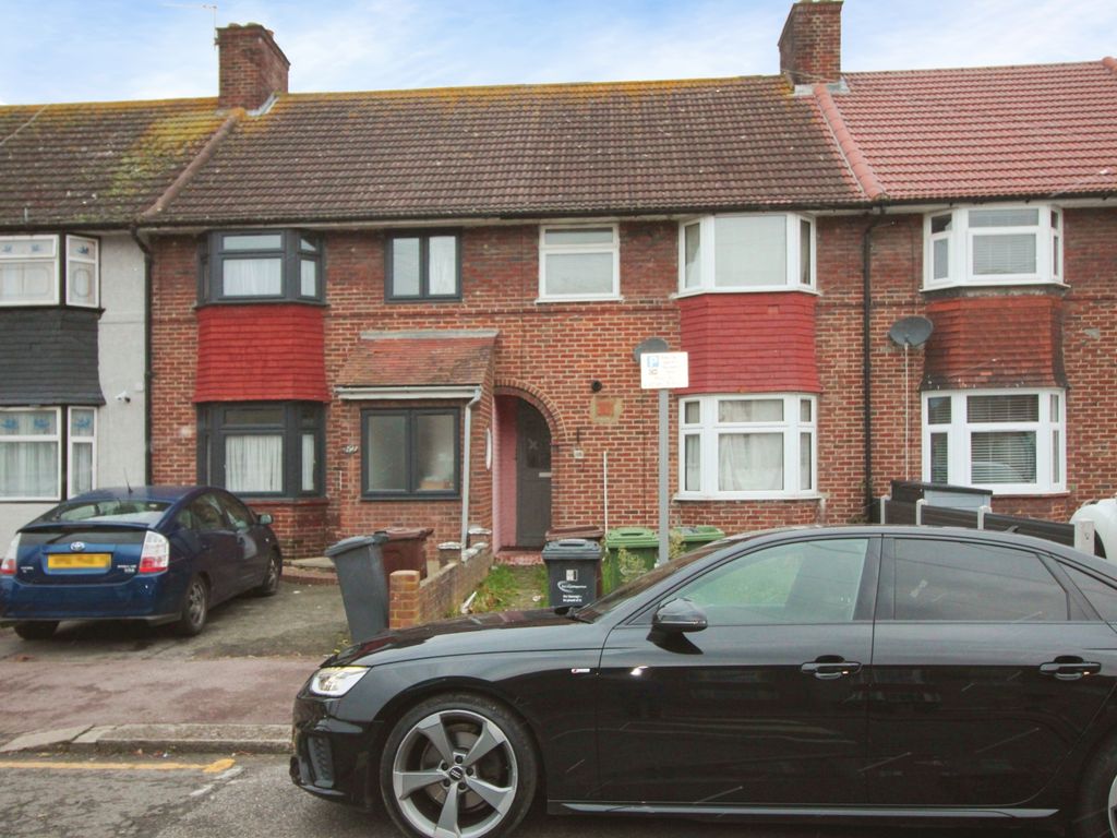 4 bed terraced house to rent in Dunkeld Road, Becontree, Dagenham RM8, £2,695 pcm
