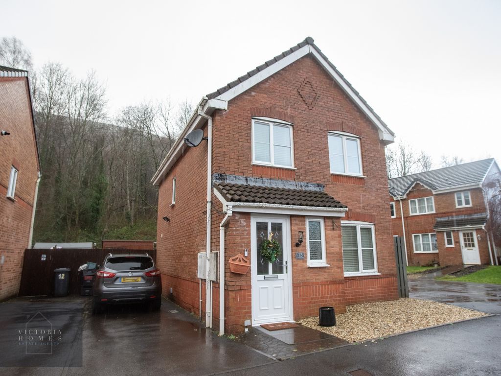 3 bed detached house for sale in Victoria Avenue, Victoria NP23, £245,000