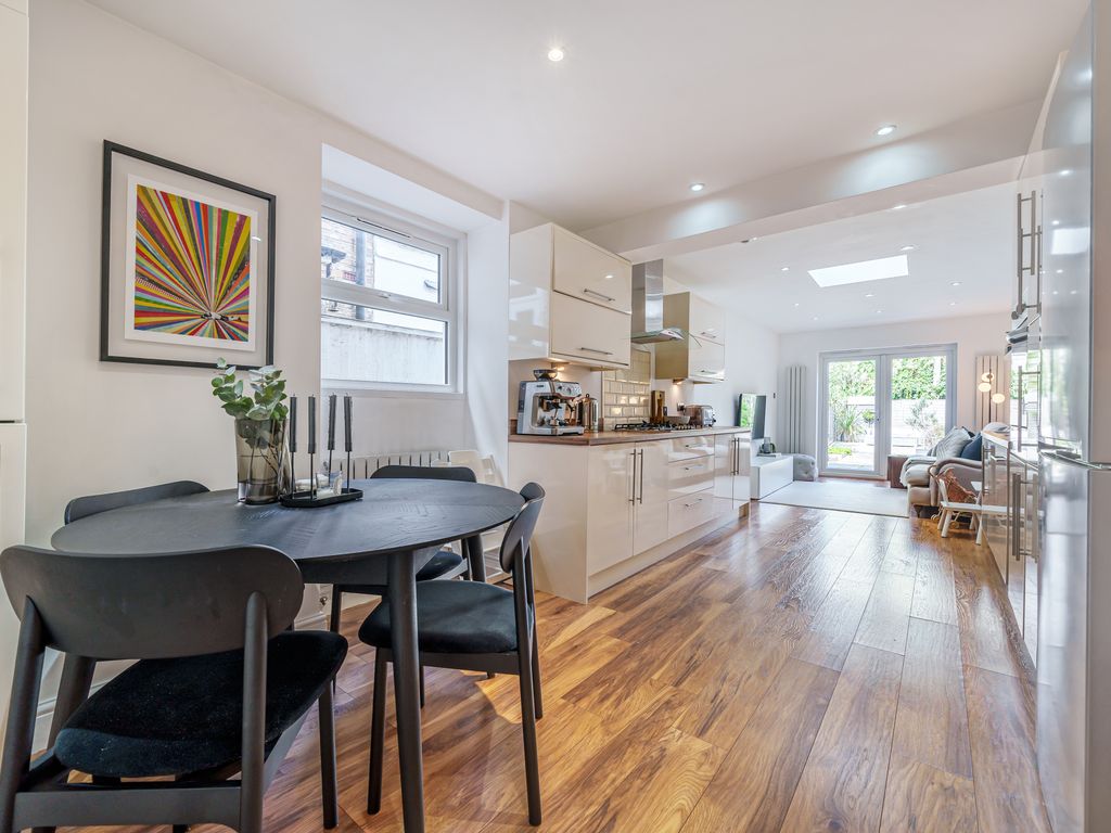 2 bed flat for sale in Stanhope Road, London N12, £500,000