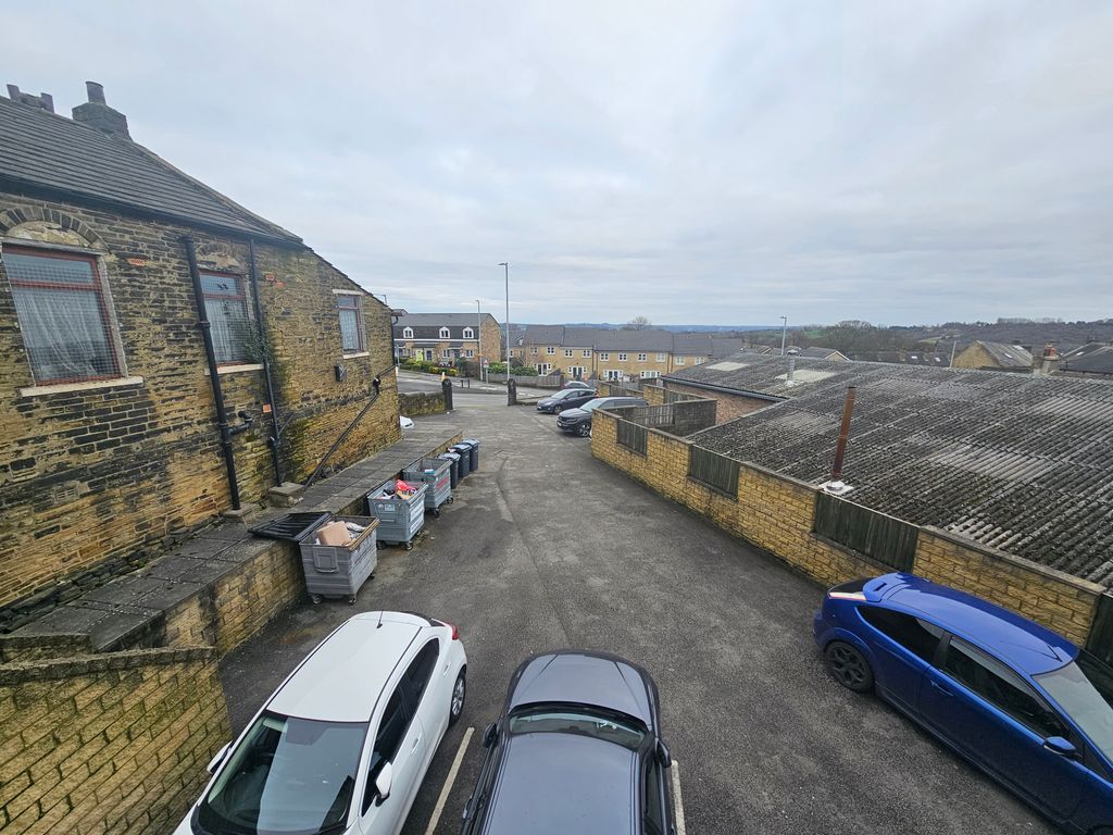 3 bed town house to rent in Victoria Road, Bradford BD2, £795 pcm
