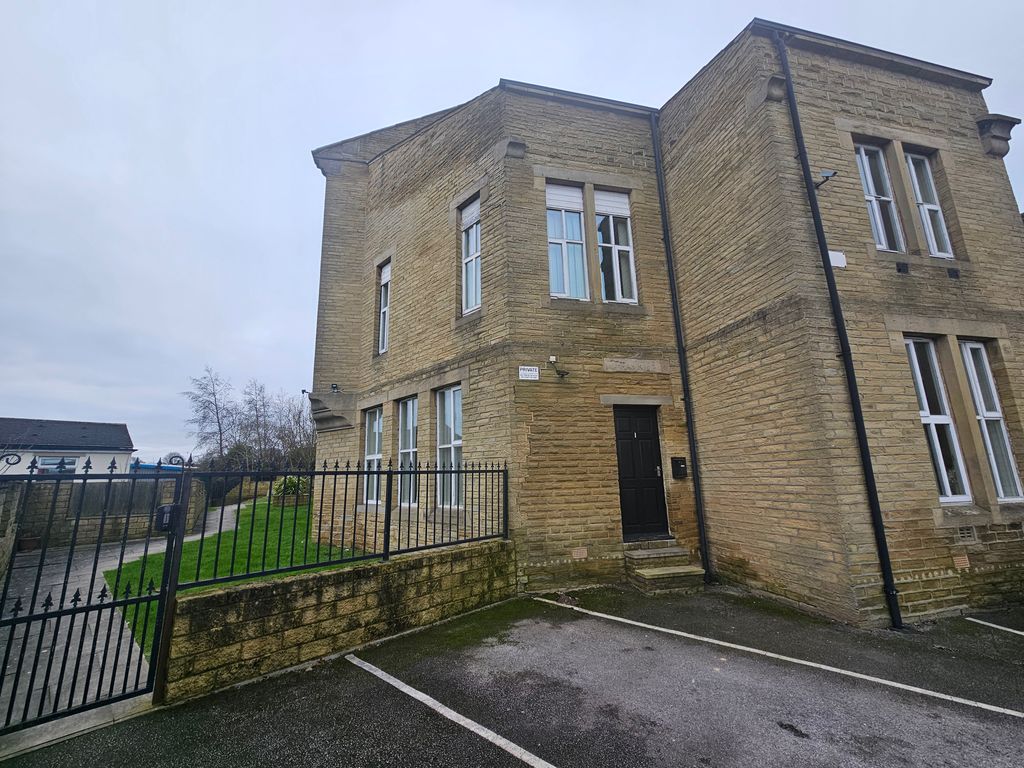 3 bed town house to rent in Victoria Road, Bradford BD2, £795 pcm
