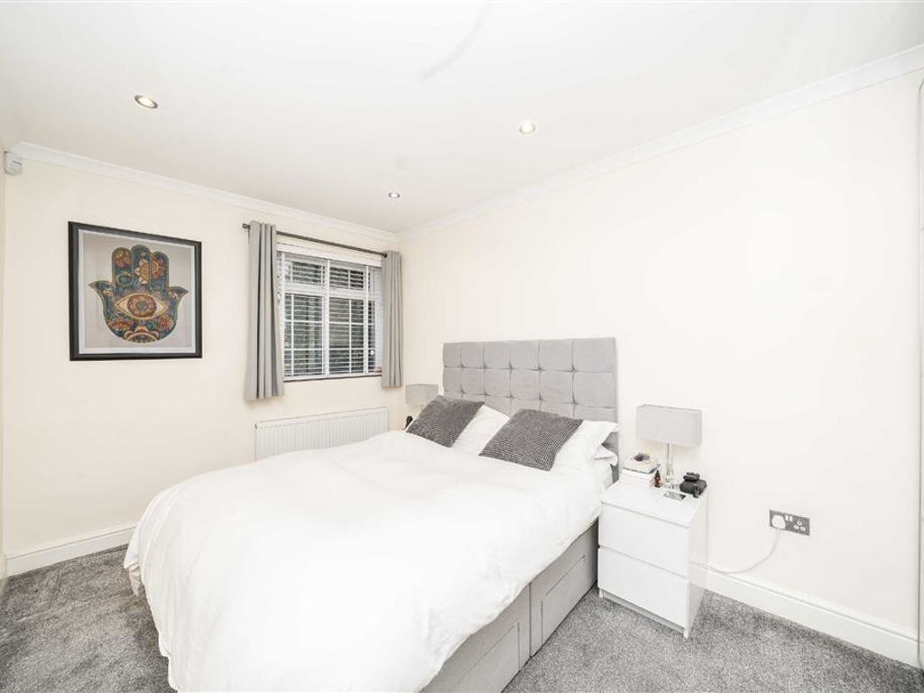 2 bed flat for sale in Wyndham Road, London SE5, £550,000