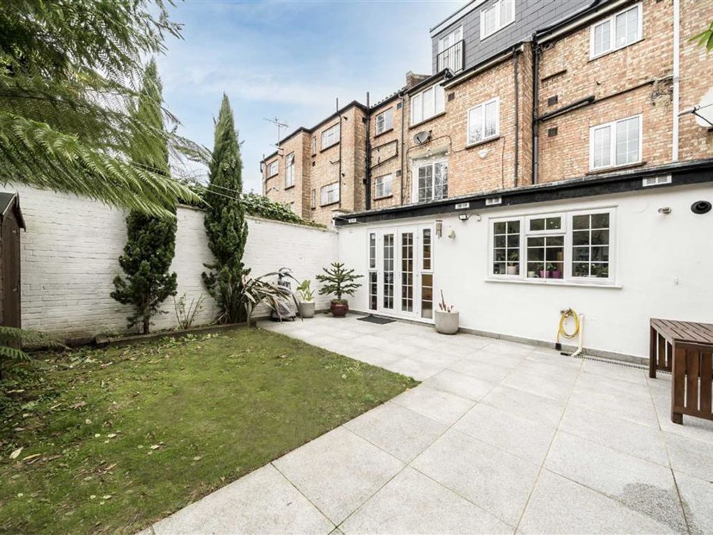 2 bed flat for sale in Wyndham Road, London SE5, £550,000