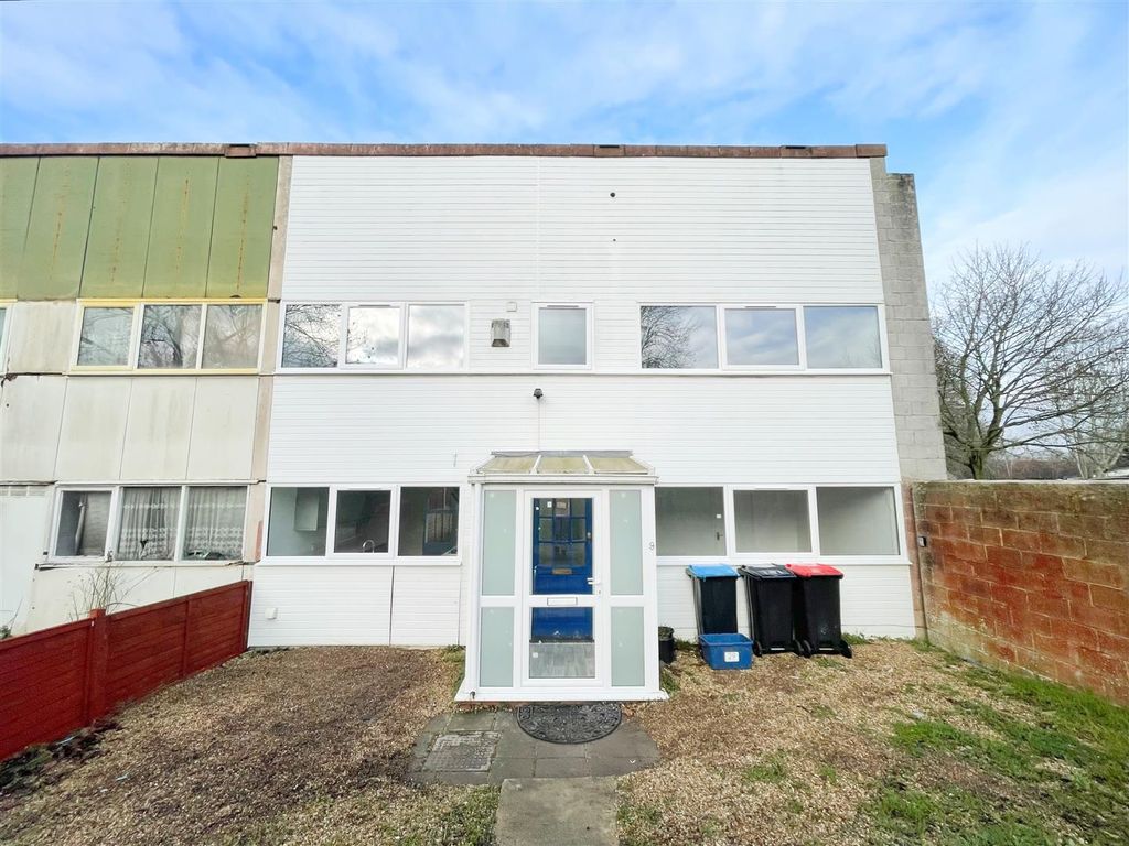 3 bed end terrace house to rent in Crispin Road, Bradville, Milton Keynes MK13, £1,350 pcm