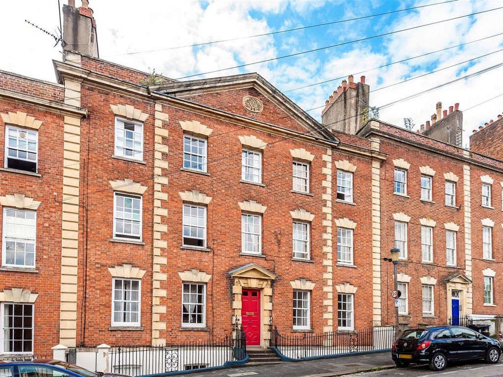 2 bed flat for sale in Albermarle Row, Clifton BS8, £369,000