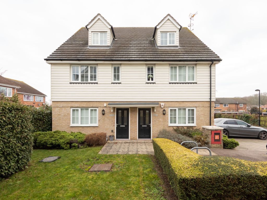 1 bed flat for sale in Foxburrows Court, Chigwell, Essex IG7, £260,000