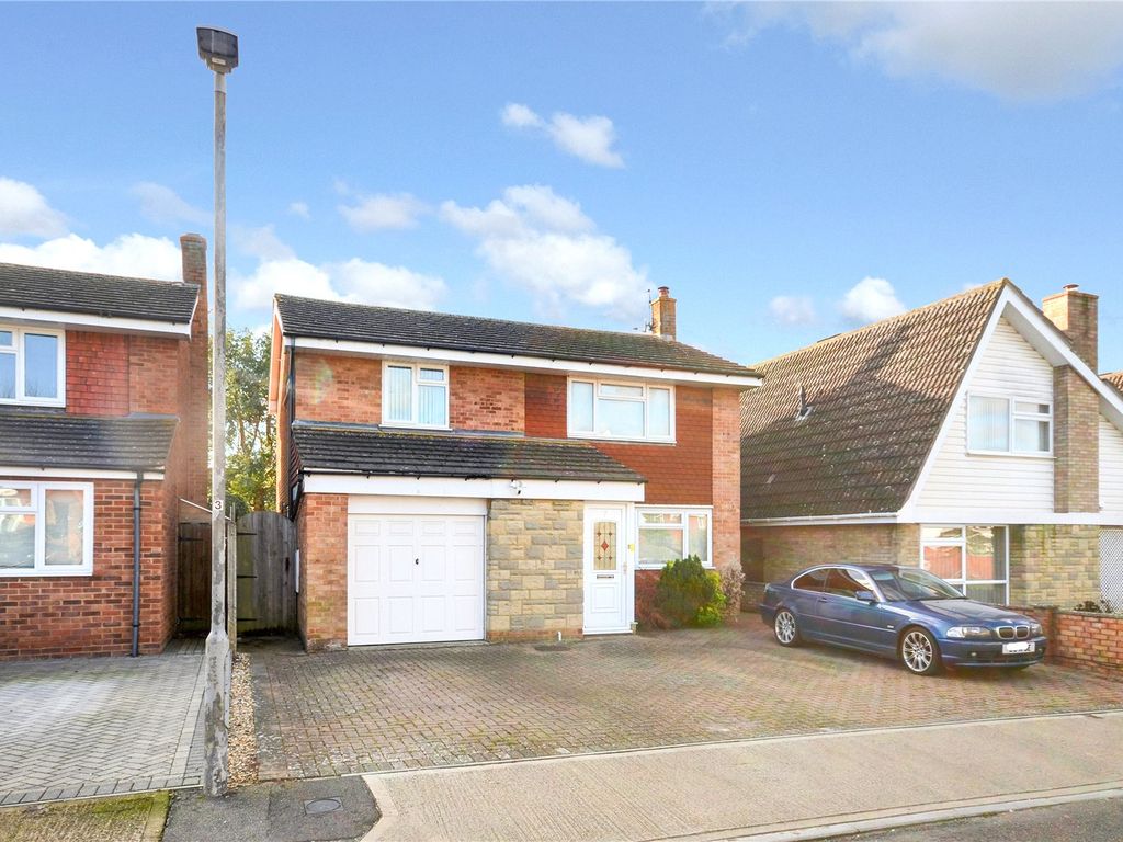 3 bed detached house for sale in Claremont Close, Aylesbury HP21, £514,500