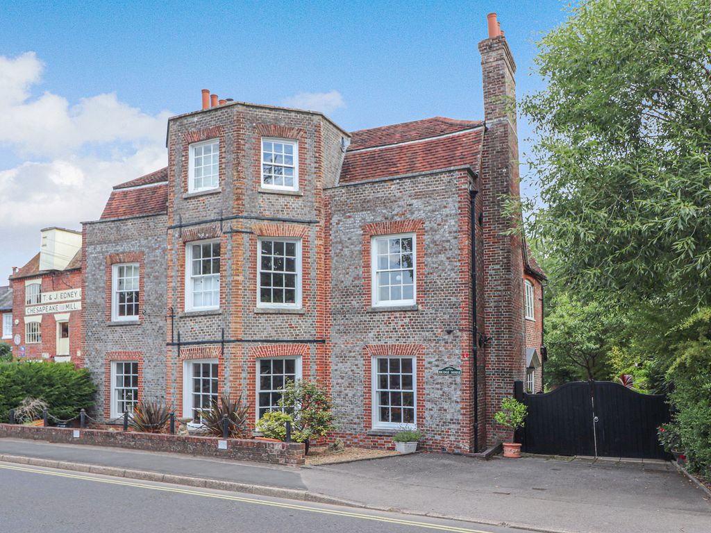6 bed detached house to rent in Bridge Street, Wickham, Fareham PO17, £4,000 pcm