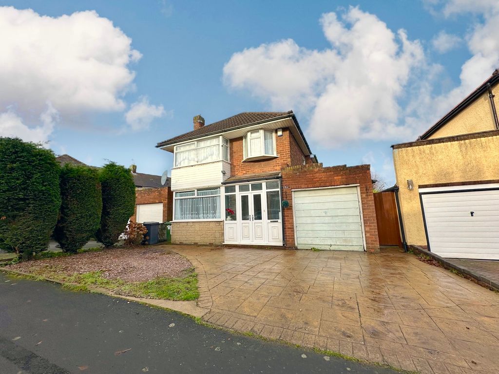 3 bed detached house for sale in Links Road, Penn, Wolverhampton WV4, £299,950