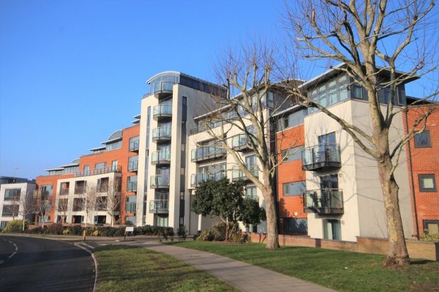 2 bed flat to rent in Kings Gate, Horsham RH12, £1,400 pcm