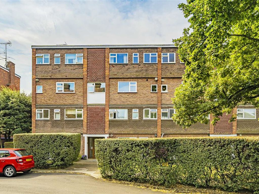 2 bed flat for sale in Broom Close, Teddington TW11, £595,000